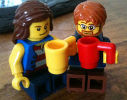 muñequitos de lego con su taza de café